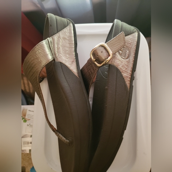 Fit Flops Bronze Thong Sandals Size 8 - Picture 6 of 7